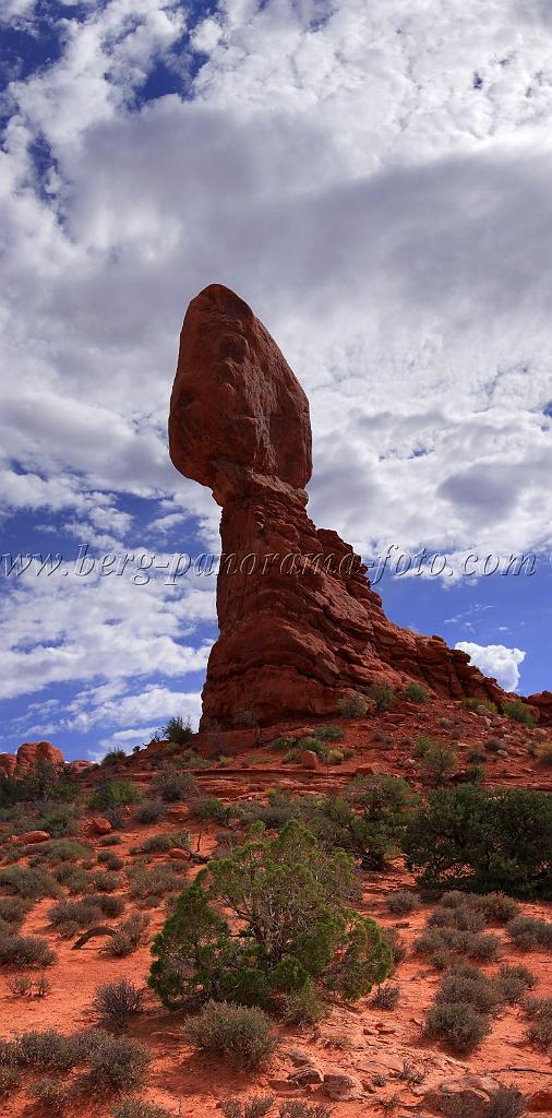8123_04_10_2010_moab_arches_national_park_balanced_rock_utah_red_rock_formation_sand_desert_autum_fall_color_panoramic_landscape_photography_3_4195x8496.jpg