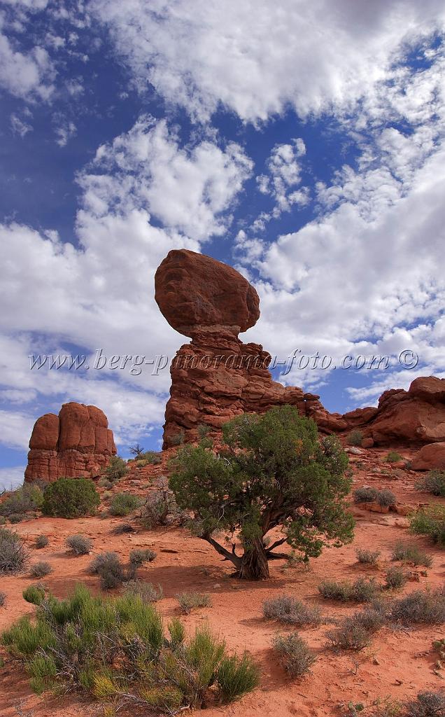 8125_04_10_2010_moab_arches_national_park_balanced_rock_utah_red_rock_formation_sand_desert_autum_fall_color_panoramic_landscape_photography_5_4285x6893.jpg