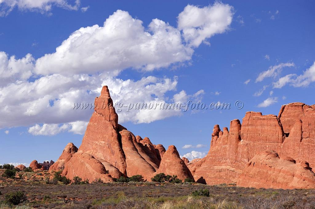 8126_04_10_2010_moab_arches_national_park_broken_arch_utah_red_rock_formation_sand_desert_autum_fall_color_panoramic_landscape_photography_81_8076x5353.jpg