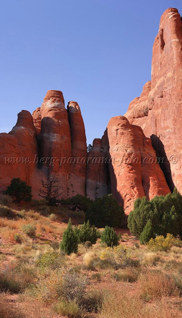8042_03_10_2010_moab_arches_national_park_devils_garden_utah_red_rock_formation_sand_desert_autum_fall_color_panoramic_landscape_photography_60_4249x7431.jpg