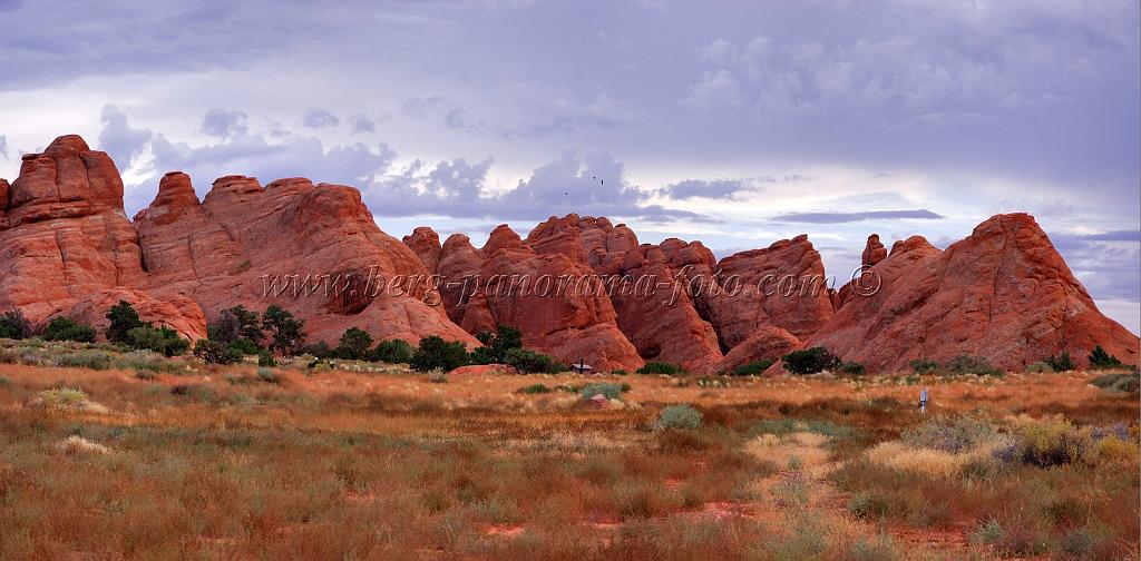 8043_03_10_2010_moab_arches_national_park_devils_garden_utah_red_rock_formation_sand_desert_autum_fall_color_panoramic_landscape_photography_94_10983x5407.jpg