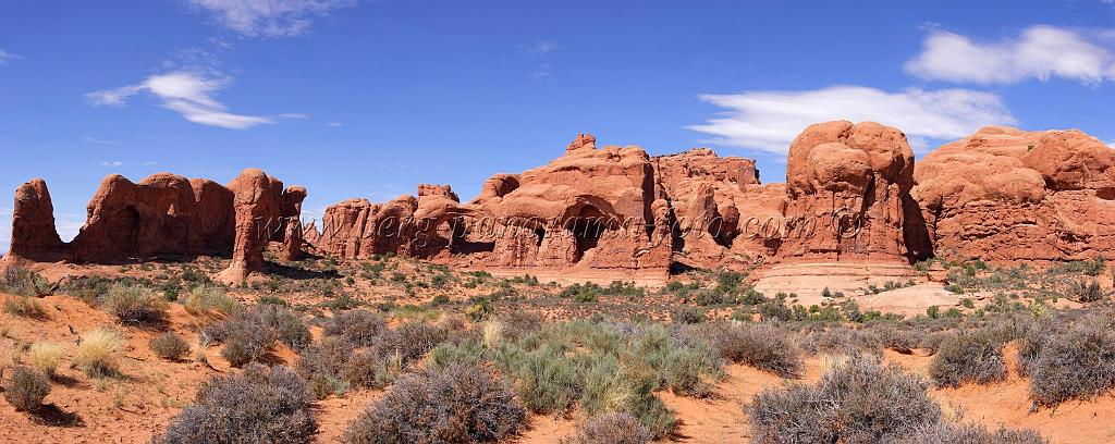 8133_04_10_2010_moab_arches_national_park_elephant_arch_utah_red_rock_formation_sand_desert_autum_fall_color_panoramic_landscape_photography_44_10332x4122.jpg