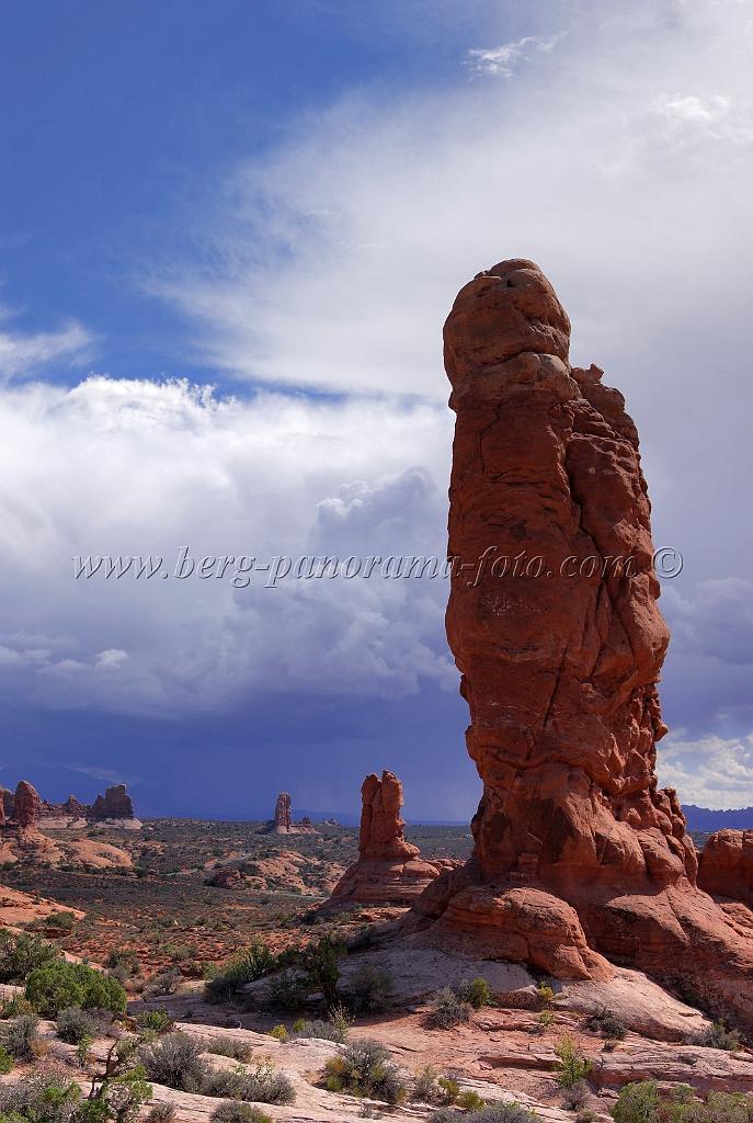 8171_04_10_2010_moab_arches_national_park_garden_of_eden_utah_red_rock_formation_sand_desert_autum_fall_color_panoramic_landscape_photography_56_4091x6089