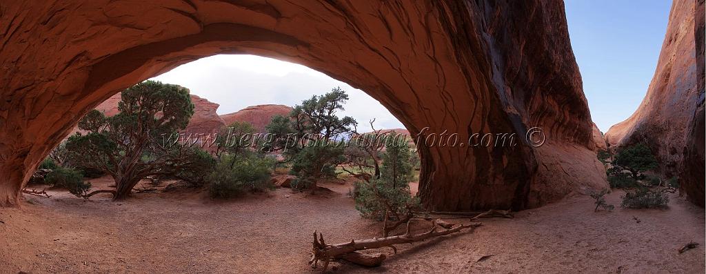 8053_03_10_2010_moab_arches_national_park_navajo_arch_utah_red_rock_formation_sand_desert_autum_fall_color_panoramic_landscape_photography_76_11094x4311.jpg