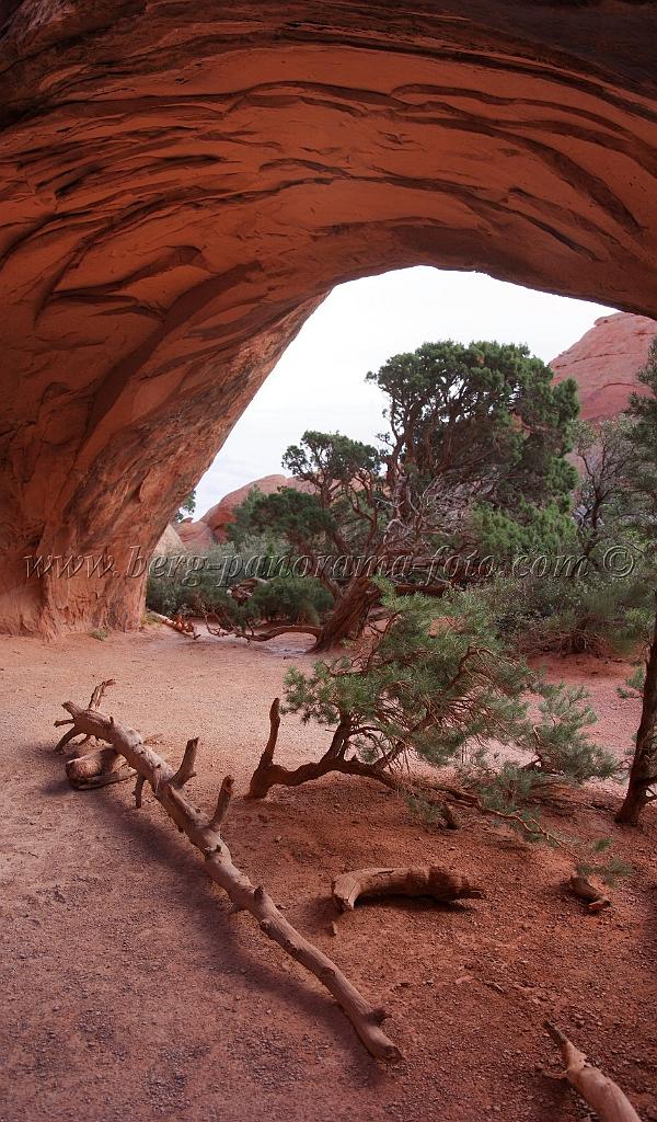 8060_03_10_2010_moab_arches_national_park_navajo_arch_utah_red_rock_formation_sand_desert_autum_fall_color_panoramic_landscape_photography_83_4056x6912.jpg