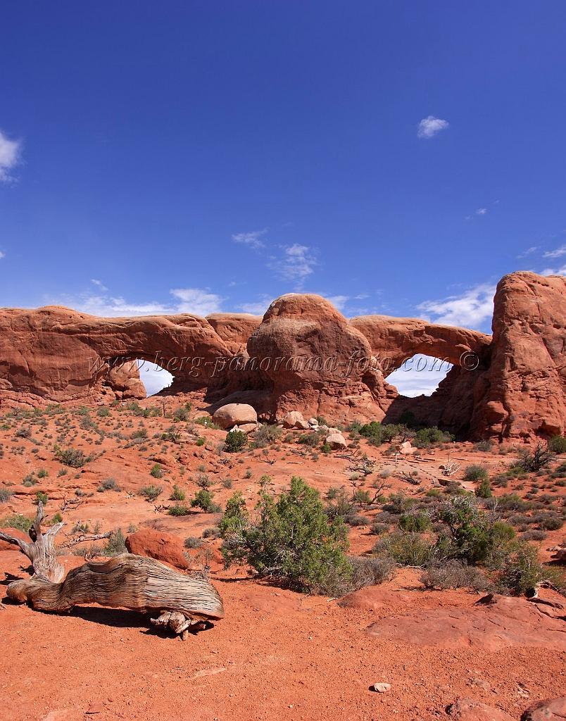 8181_04_10_2010_moab_arches_national_park_north_south_window_utah_red_rock_formation_sand_desert_autum_fall_color_panoramic_landscape_photography_36_4278x5448.jpg