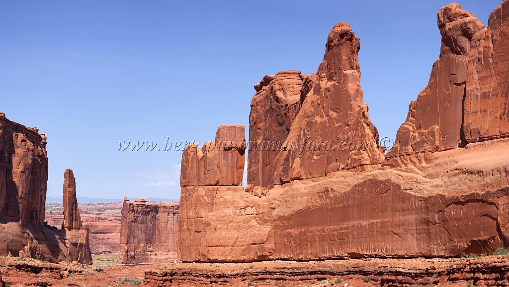 8065_03_10_2010_moab_arches_national_park_park_avenue_utah_red_rock_formation_sand_desert_autum_fall_color_panoramic_landscape_photography_8_7321x4141.jpg