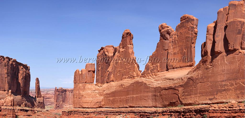 8066_03_10_2010_moab_arches_national_park_park_avenue_utah_red_rock_formation_sand_desert_autum_fall_color_panoramic_landscape_photography_9_8798x4249.jpg