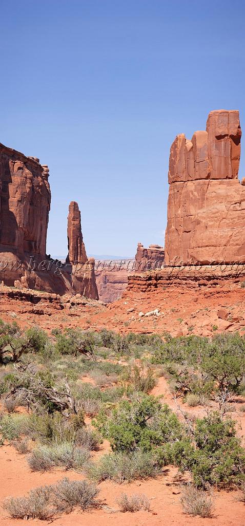 8067_03_10_2010_moab_arches_national_park_park_avenue_utah_red_rock_formation_sand_desert_autum_fall_color_panoramic_landscape_photography_10_3975x8508.jpg