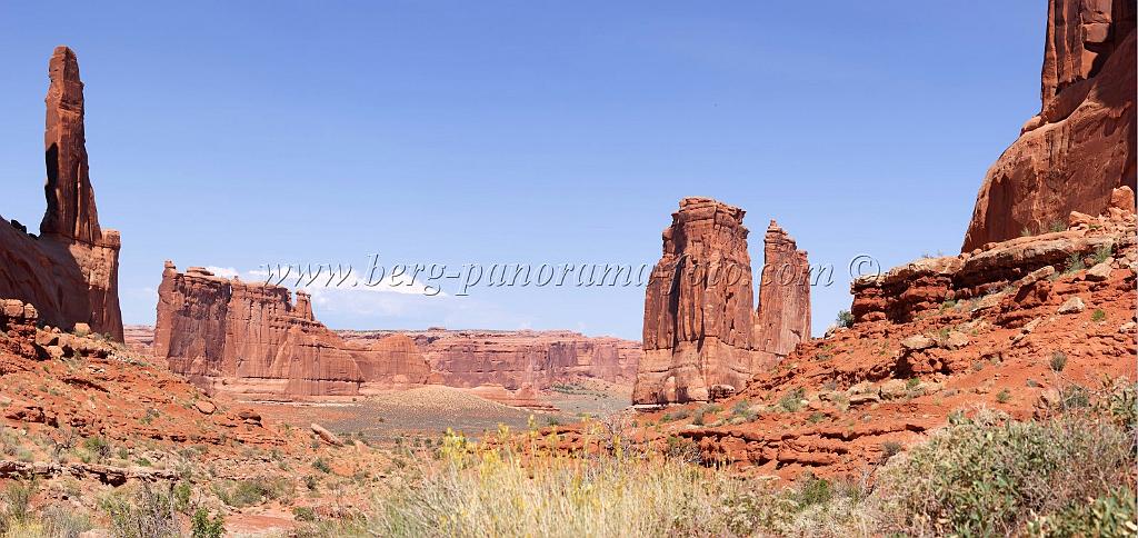 8068_03_10_2010_moab_arches_national_park_park_avenue_utah_red_rock_formation_sand_desert_autum_fall_color_panoramic_landscape_photography_11_9006x4257.jpg