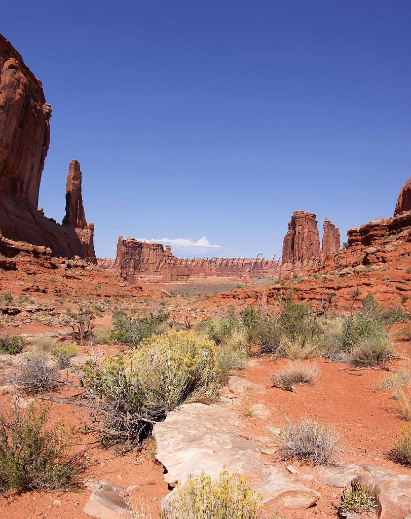 8069_03_10_2010_moab_arches_national_park_park_avenue_utah_red_rock_formation_sand_desert_autum_fall_color_panoramic_landscape_photography_12_4271x5391.jpg