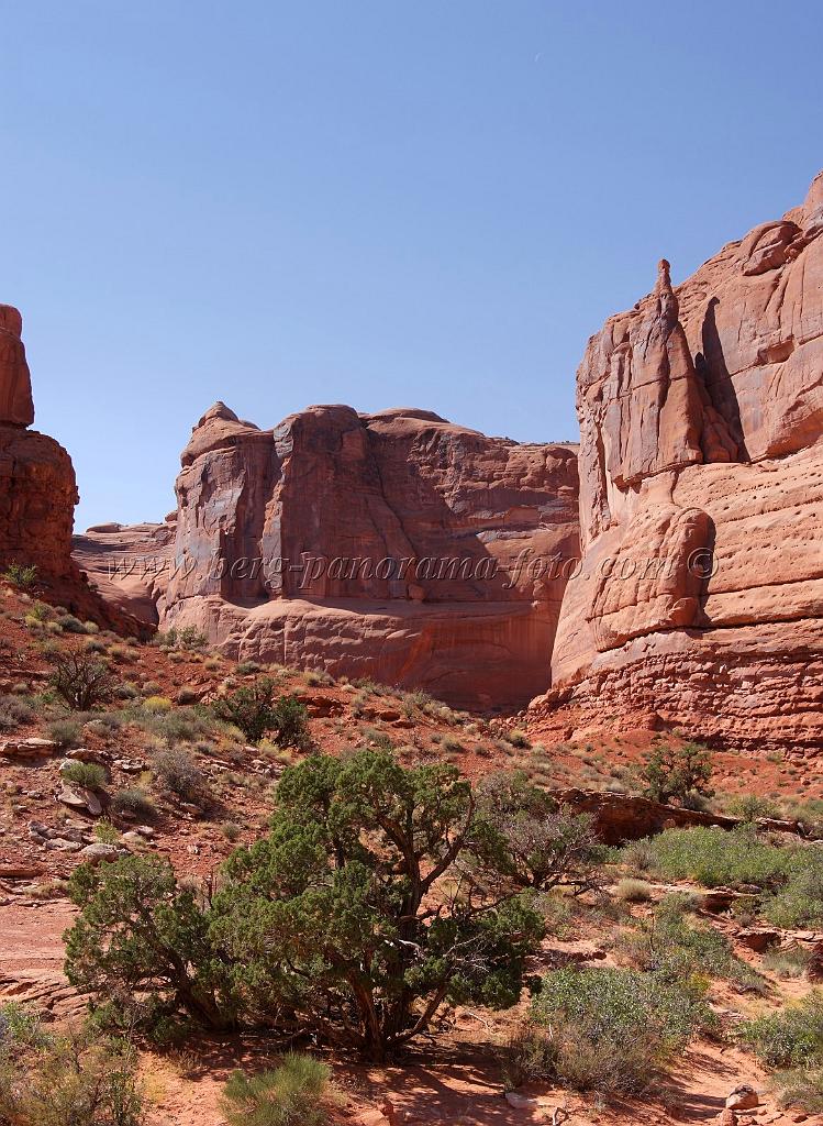8072_03_10_2010_moab_arches_national_park_park_avenue_utah_red_rock_formation_sand_desert_autum_fall_color_panoramic_landscape_photography_15_4320x5903.jpg