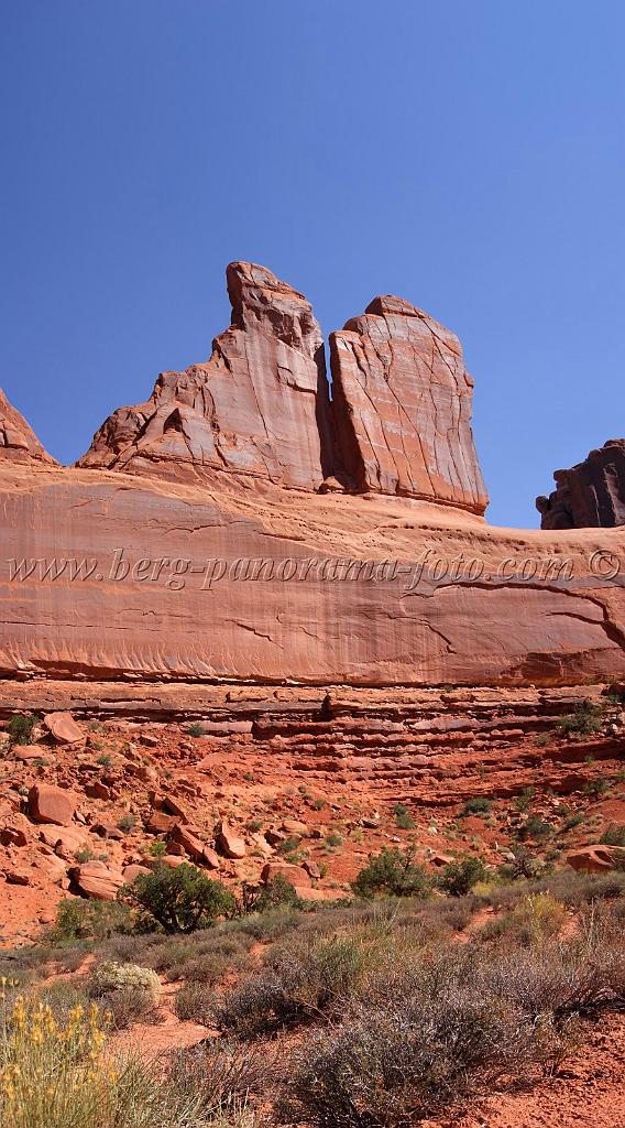 8073_03_10_2010_moab_arches_national_park_park_avenue_utah_red_rock_formation_sand_desert_autum_fall_color_panoramic_landscape_photography_16_4294x7733.jpg