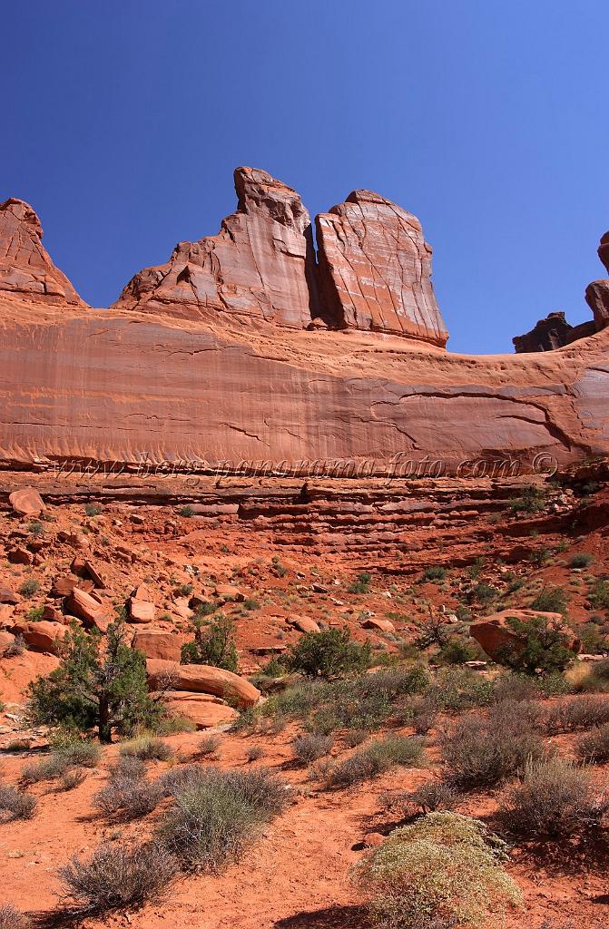 8074_03_10_2010_moab_arches_national_park_park_avenue_utah_red_rock_formation_sand_desert_autum_fall_color_panoramic_landscape_photography_17_4443x6777.jpg