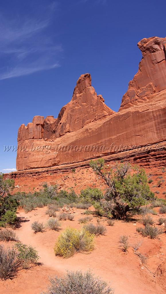 8076_03_10_2010_moab_arches_national_park_park_avenue_utah_red_rock_formation_sand_desert_autum_fall_color_panoramic_landscape_photography_19_4250x7520.jpg