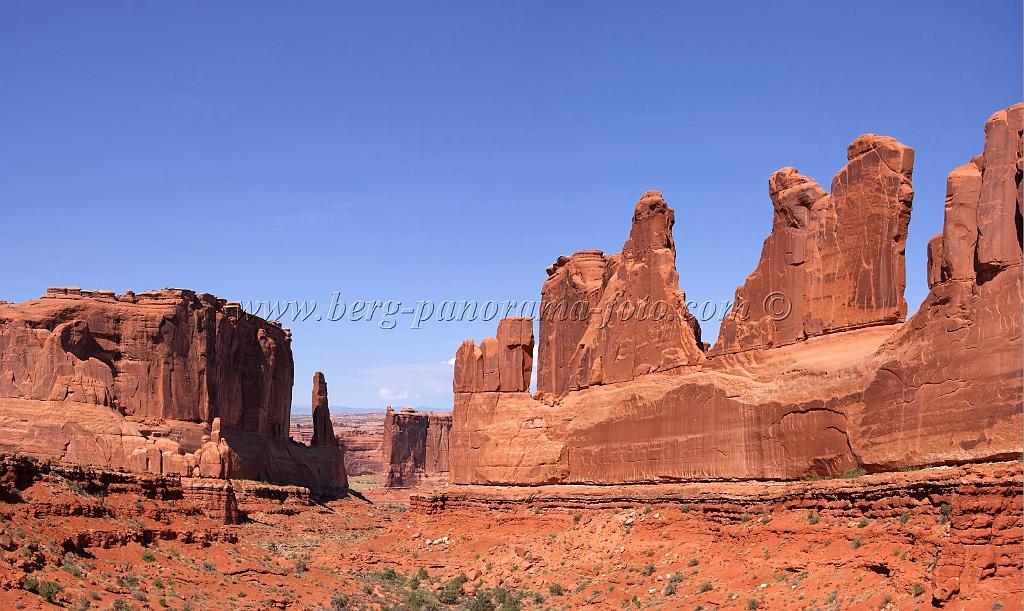 8079_03_10_2010_moab_arches_national_park_park_avenue_utah_red_rock_formation_sand_desert_autum_fall_color_panoramic_landscape_photography_22_6555x3912.jpg