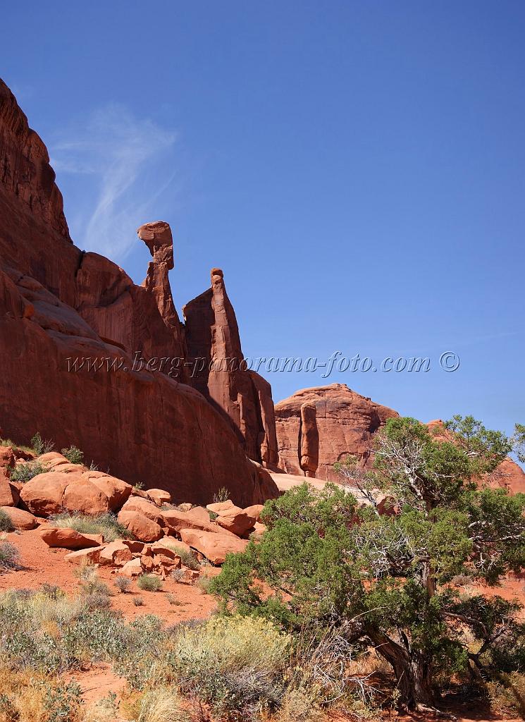 8121_03_10_2010_moab_arches_national_park_utah_red_rock_formation_sand_desert_autum_fall_color_panoramic_landscape_photography_5_4374x6012.jpg