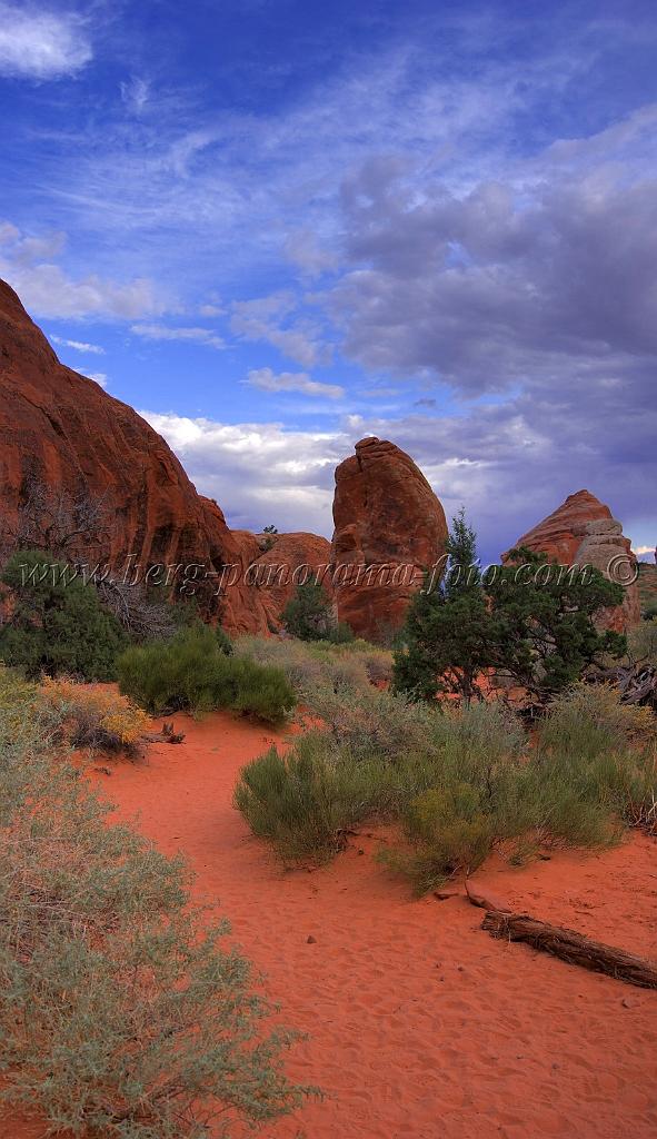 8093_03_10_2010_moab_arches_national_park_partition_arch_utah_red_rock_formation_sand_desert_autum_fall_color_panoramic_landscape_photography_89_4148x7175.jpg
