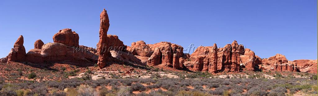 8104_03_10_2010_moab_arches_national_park_rock_pinnacles_utah_red_rock_formation_sand_desert_autum_fall_color_panoramic_landscape_photography_33_13742x4162.jpg