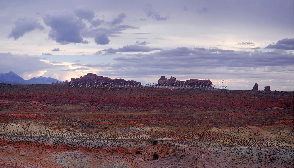 8111_03_10_2010_moab_arches_national_park_salt_valley_overlook_utah_red_rock_formation_sand_desert_autum_fall_color_panoramic_landscape_photography_95_8247x4713