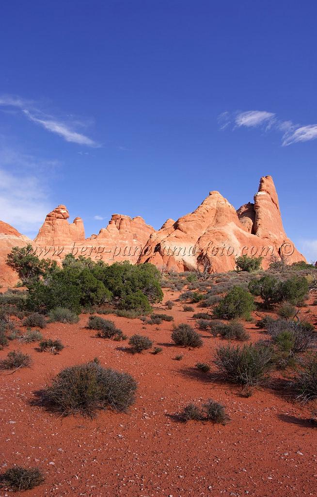 8200_04_10_2010_moab_arches_national_park_skyline_arch_utah_red_rock_formation_sand_desert_autum_fall_color_panoramic_landscape_photography_91_4310x6745.jpg