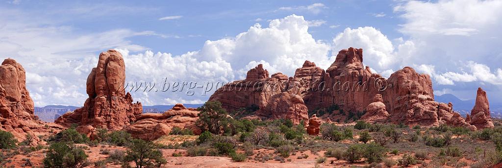8209_04_10_2010_moab_arches_national_park_south_arch_utah_red_rock_formation_sand_desert_autum_fall_color_panoramic_landscape_photography_28_13131x4403.jpg