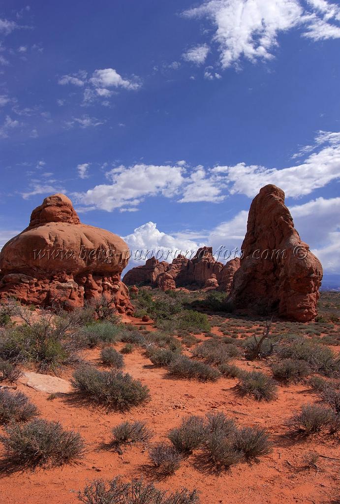 8212_04_10_2010_moab_arches_national_park_south_arch_utah_red_rock_formation_sand_desert_autum_fall_color_panoramic_landscape_photography_32_4228x6260.jpg