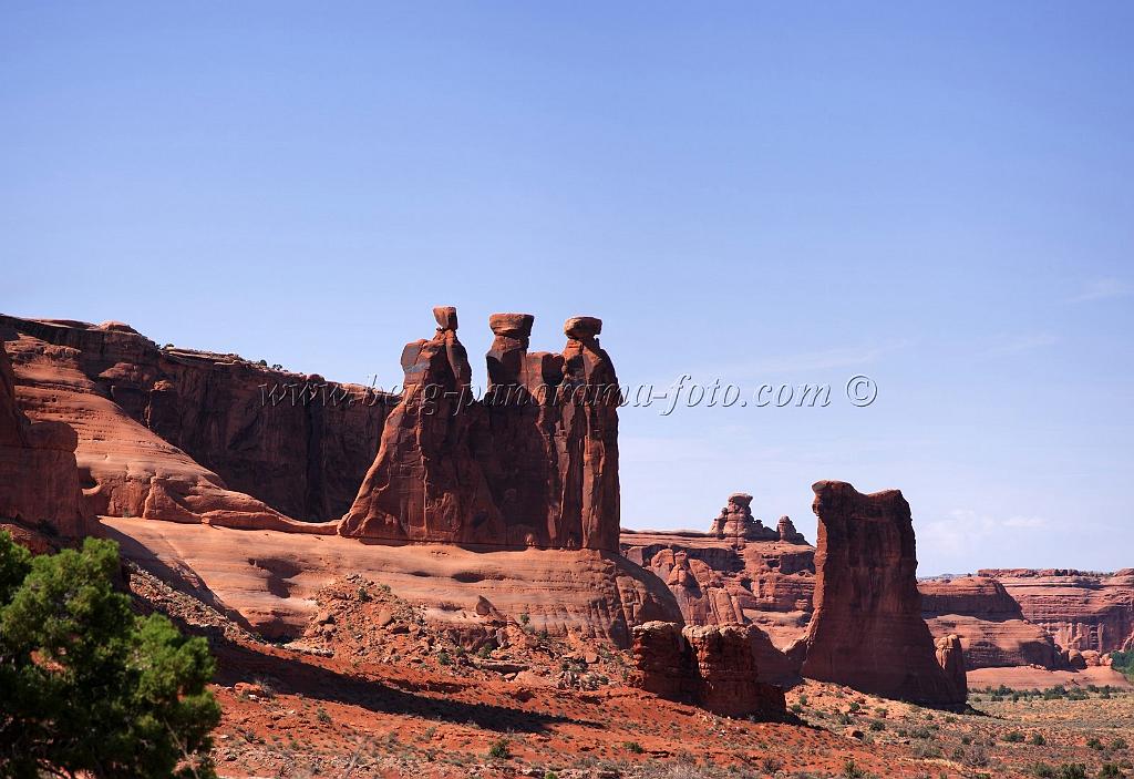 8113_03_10_2010_moab_arches_national_park_three_gossips_utah_red_rock_formation_sand_desert_autum_fall_color_panoramic_landscape_photography_25_5972x4100.jpg