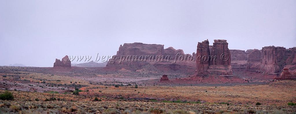 8222_04_10_2010_moab_arches_national_park_thunderstorm_lightning_utah_red_rock_formation_sand_desert_autum_fall_color_panoramic_landscape_photography_112_8687x3354.jpg