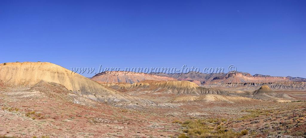 8025_03_10_2010_crescent_junction_utah_red_rock_formation_sand_desert_autum_fall_color_panoramic_landscape_photography_2_9254x4188.jpg