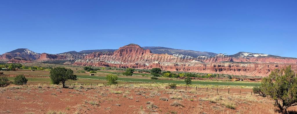 9148_13_10_2010_torrey_utah_landscape_ranch_farm_red_rock_color_outlook_viewpoint_panoramic_photography_photo_panorama_landscape_landschaft_47_11455x4417.jpg