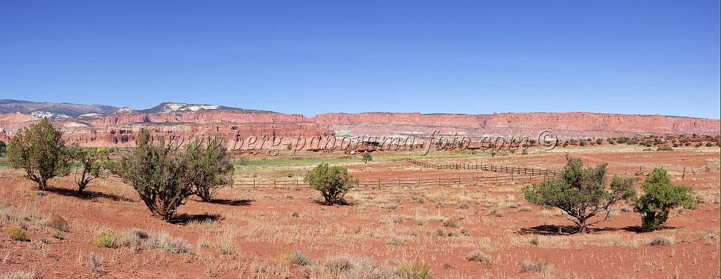 9151_13_10_2010_torrey_utah_landscape_ranch_farm_red_rock_color_outlook_viewpoint_panoramic_photography_photo_panorama_landscape_landschaft_50_10677x4144.jpg